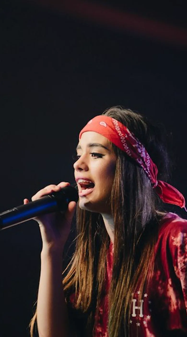 Headline singer at the mic